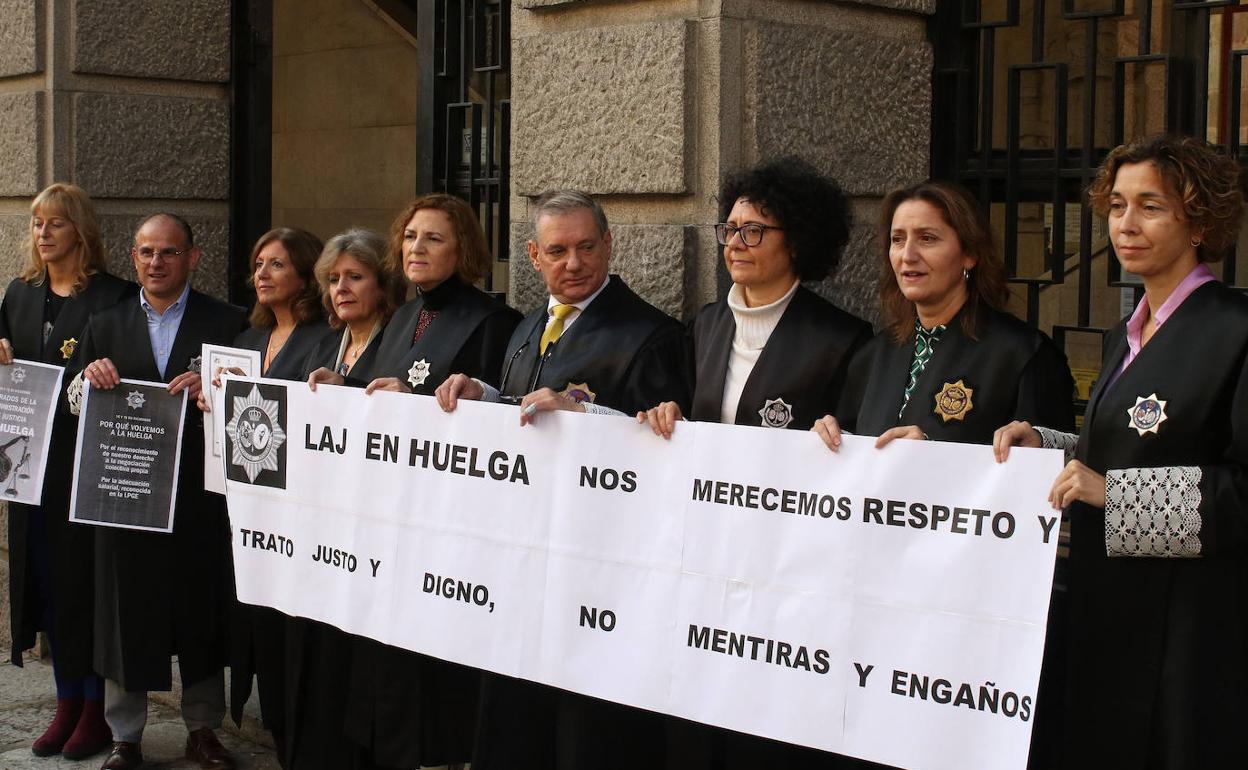 Los letrados segovianos se concentran a las puertas del Palacio de Justicia con una pancarta. 