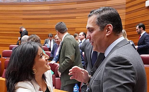La socialista Ana Sánchez felicita a Alberto Castro, procurador del PP por Zamora que retorna a las Cortes de Castilla y León.