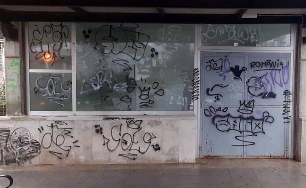 Los vándalos realizan pintadas en la estación de autobuses de Riaza