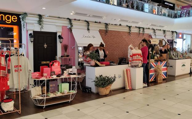 Recreación del popular mercado del barrio londinense de Notting Hill en diferentes puestos y stands. 