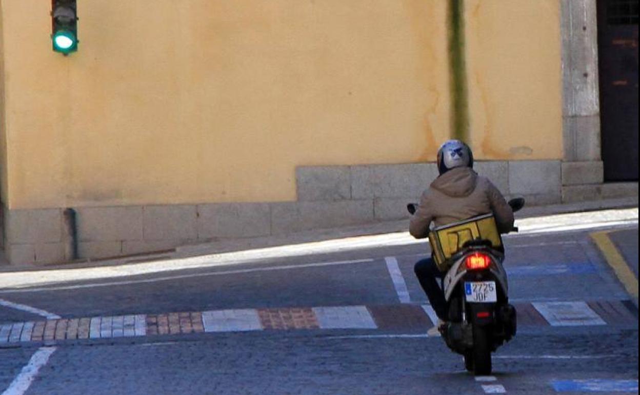 Un repartidor de comida a domicilio en una de las calles de Segovia. 