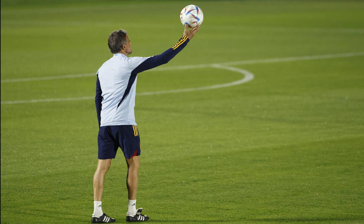 Luis Enrique dirige un entrenamiento en Doha durante el Mundial.