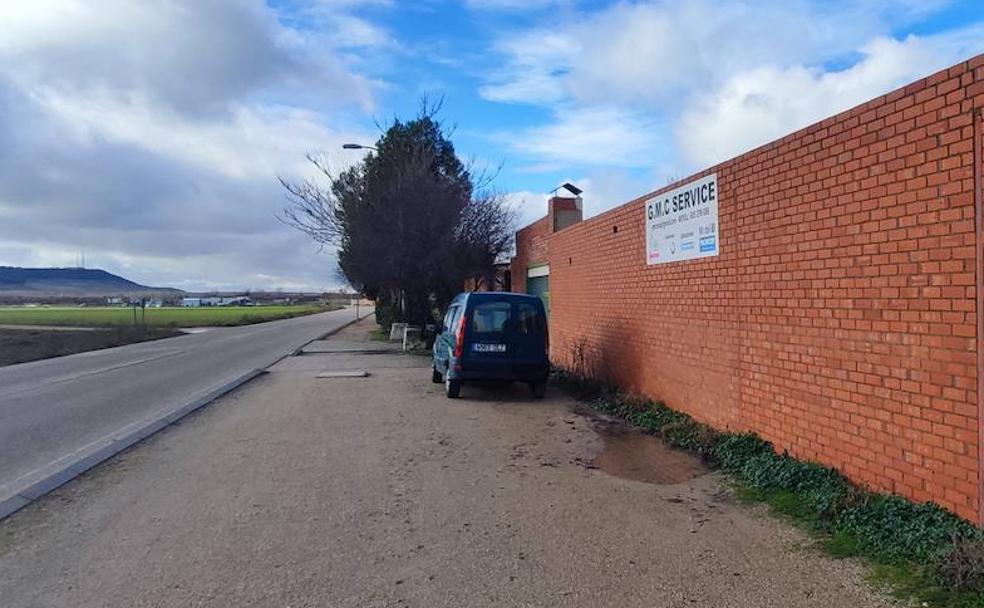 Fachada del taller, junto a la carretera de Villabáñez.