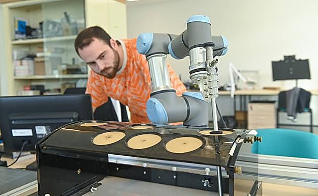 Imagen principal - Dispositivo 'pelvictrainer' (entrenador pélvico) para la simulación y ensayo de procedimientos quirúrgicos, robot de rehabilitación de mano RobHand y robot de rehabilitación de los movimientos de muñeca M3Rob.