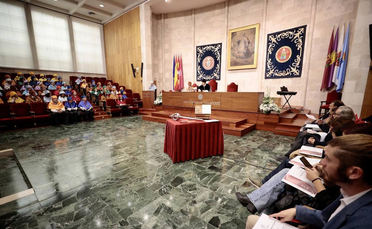 Entrega de los diplomas de doctores en el Paraninfo de la UVA. 