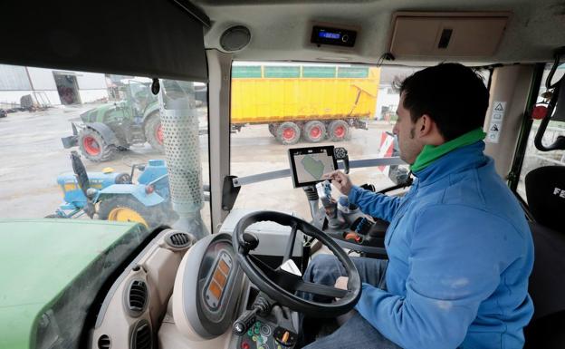 Ángel controla desde la pantalla de su tractor distintos aperos. 