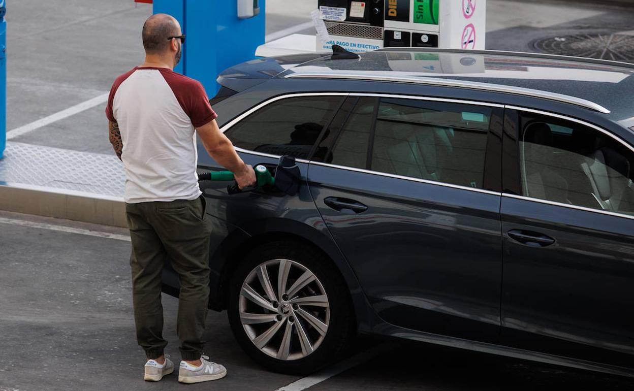 Un conductor llena el depósito de su vehículo en una gasolinera. 