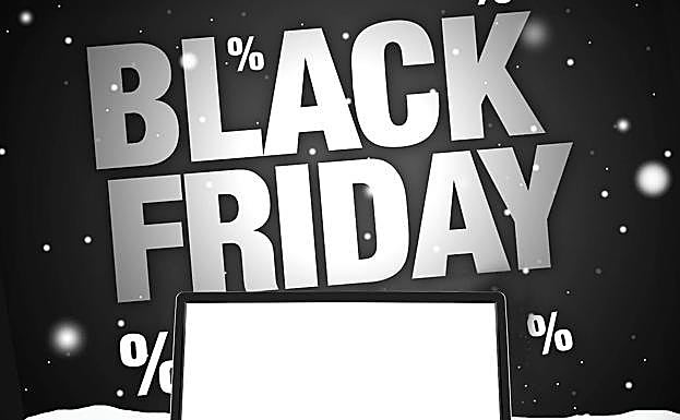 Un ordenador ante un anuncio de 'Black Friday', día del año de mayor número de compras para el e-comerce. 