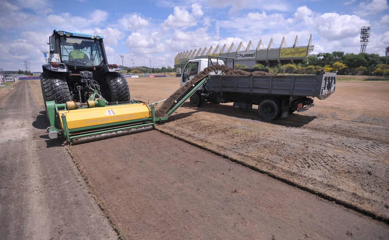 Máquinas trabajando en el exterior del estadio en julio de 2018.