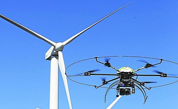 Aracnocóptero revisando las palas de un parque eólico de Iberdrola en la región.