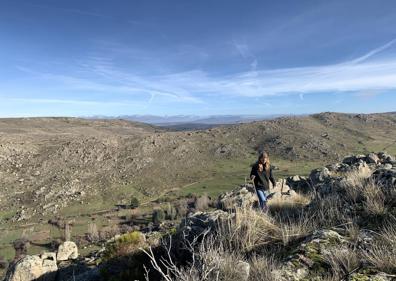 Imagen secundaria 1 - Arriba, un paisaje desde el tren que cubre el trayecto entre Soria y Madrid. A la izquierda, la Montaña Palentina y a la derecha un paraje de Riofío, en Ávila. 