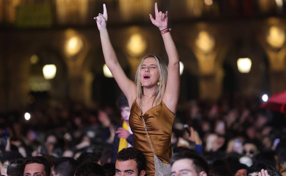 Una joven disfrutando de la Nochevieja Universitaria en Salamanca.