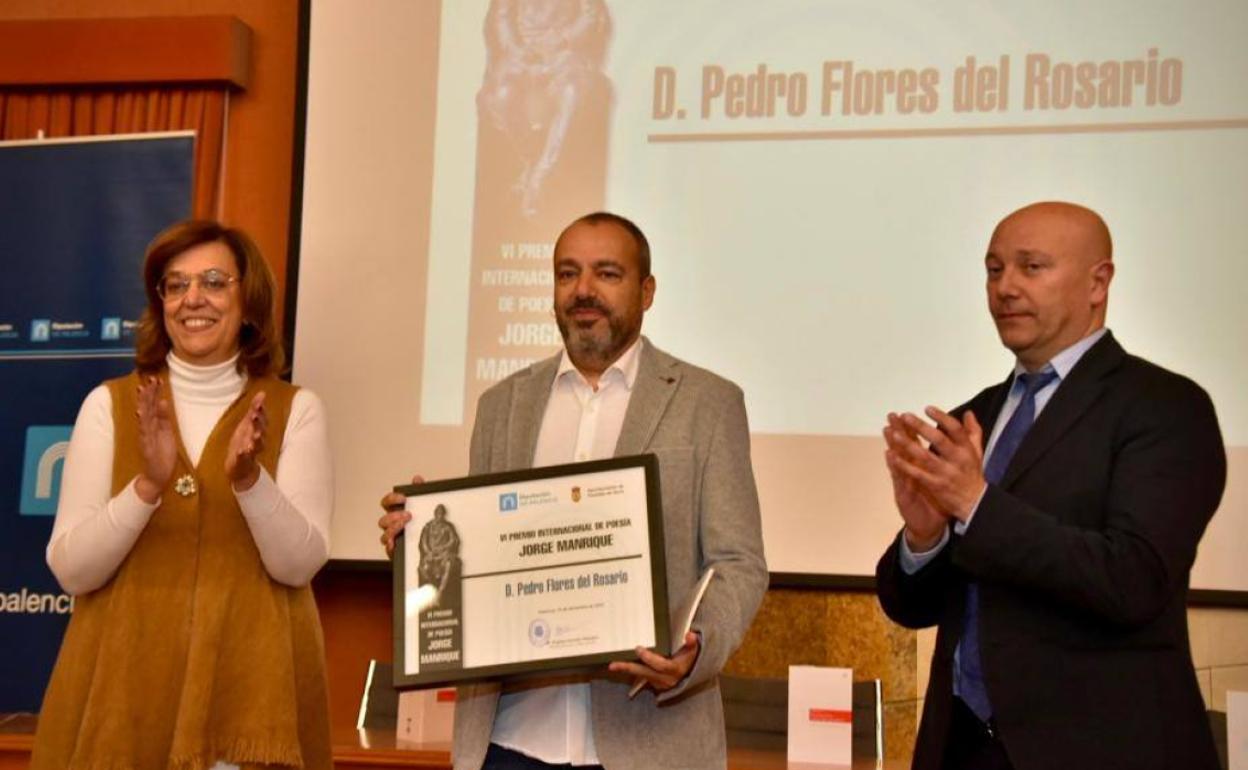 El escritor Pedro Flores recoge este viernes su premio, entre la presidenta de la Diputación y el alcalde de Paredes de Nava. 