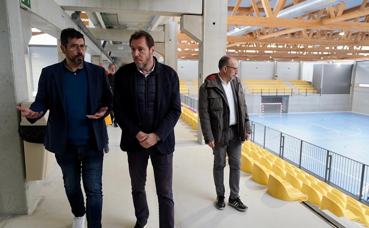 Óscar Puente y el concejal de Deportes y Participación Ciudadana, Alberto Bustos, en la inauguración del polideportivo de Delicias. 