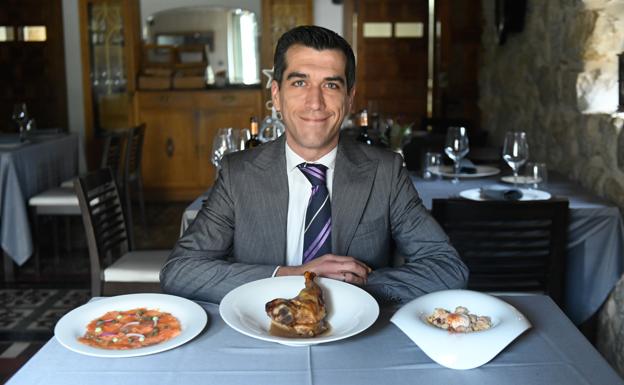 El maitre de este restaurante, Ángel González, posando ante sus tres propuestas gastronómicas 