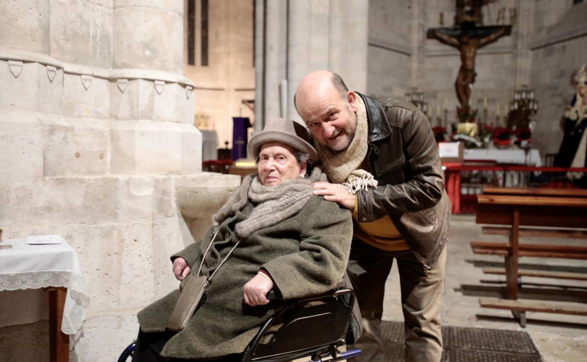 Teresa Arenas, con su hijo Nano, en la iglesia de La Antigua. 