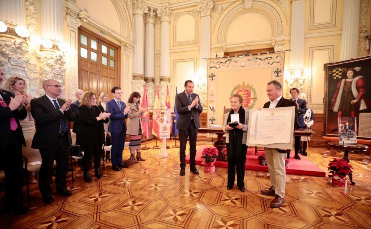 El alcalde entrega la distinción a Dora Vicente y Ángel Jiménez. 