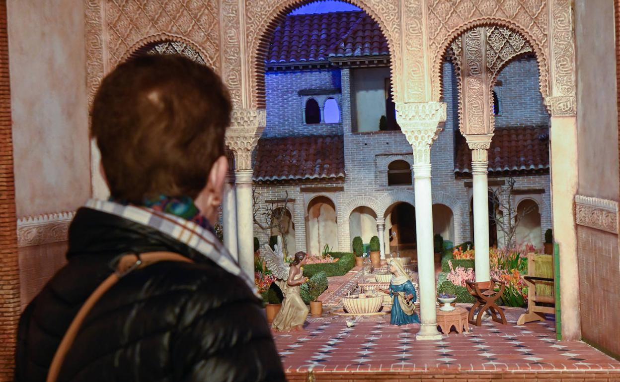 El arcángel Gabriel anuncia a María su próxima maternidad en el patio del Generalife.