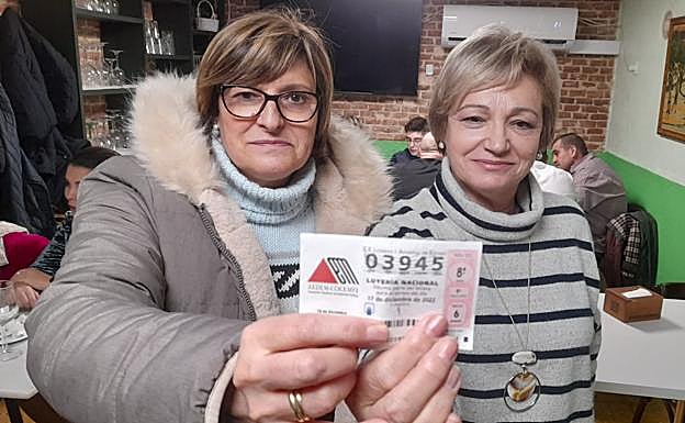 Las hermanas loteras Flor y Merche González Espinosa, con el décimo premiado.