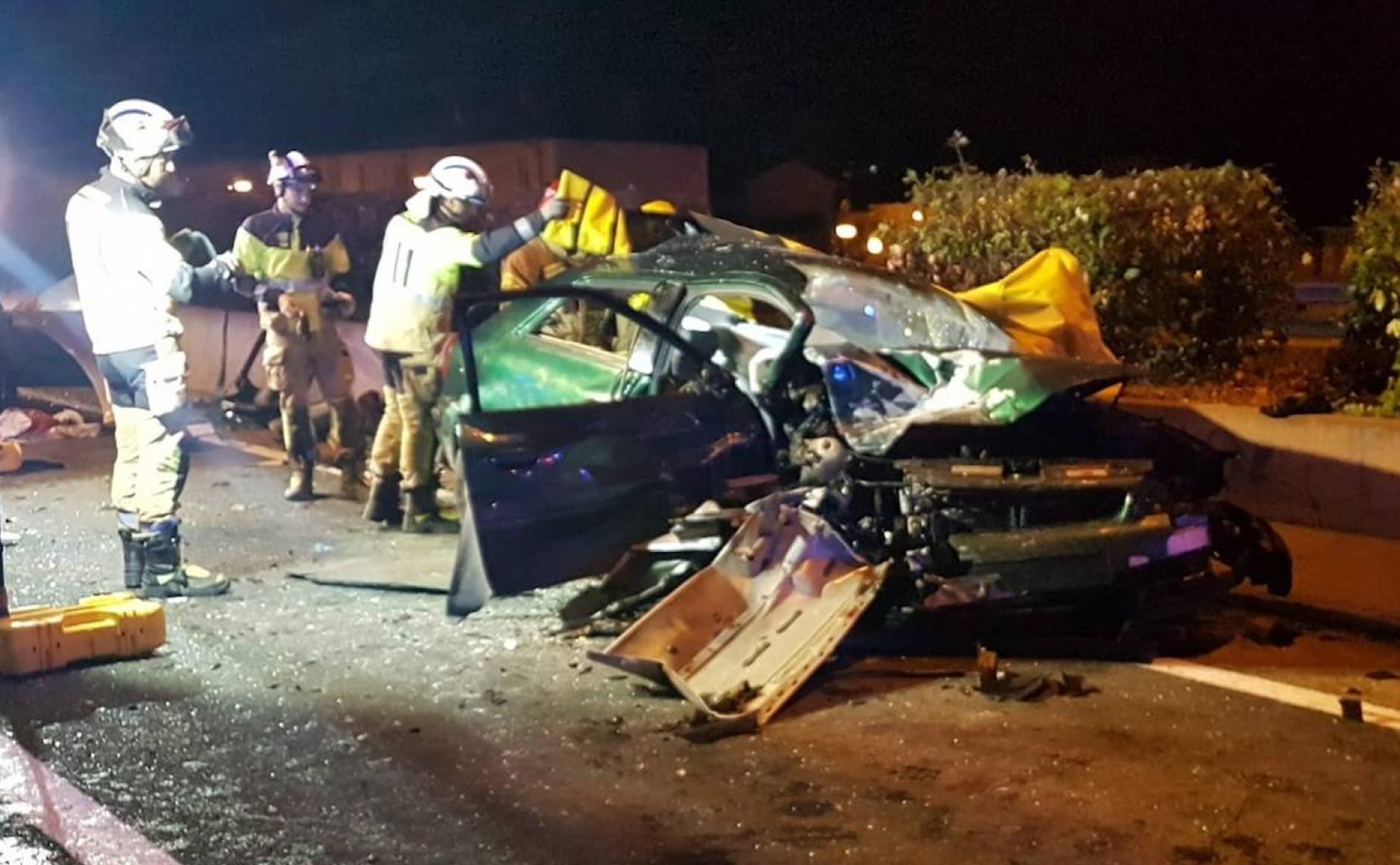 Los Bomberos de Burgos excarcelan a uno de los conductores.