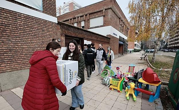 Alumnos de Maristas La Inmaculada trasladando las cajas de juguetes 