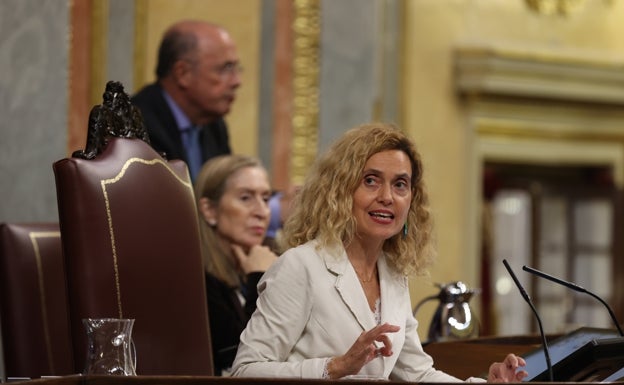 La presidenta del Congreso, la socialista Meritxell Batet, con la popular Ana Pastor y el diputado de Voz Ignacio Gil Lázaro, ambos miembros de la Mesa, en el pleno del pasado jueves.