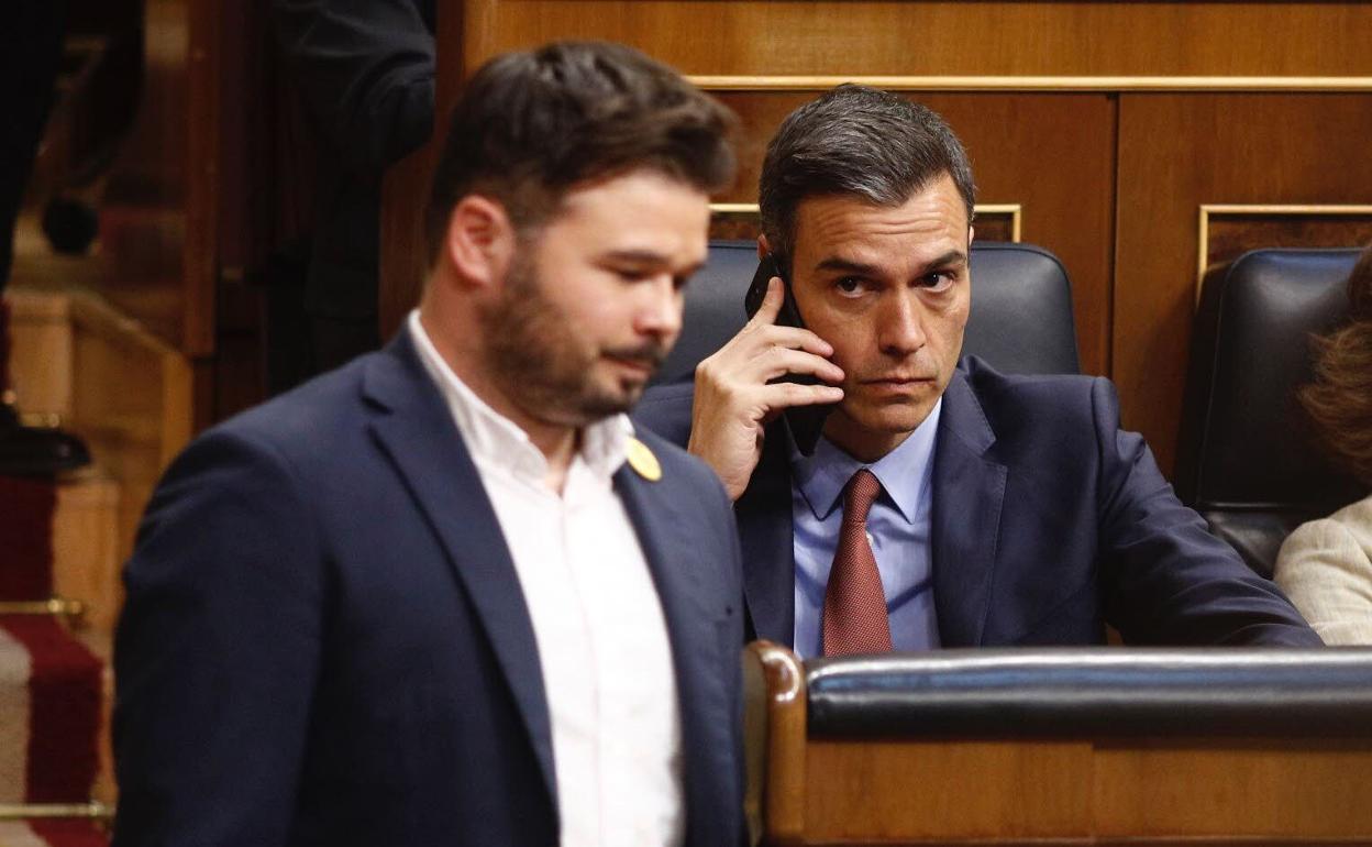 El presidente del Gobierno, Pedro Sánchez, mira a Gabriel Rufián en una imagen de archivo 