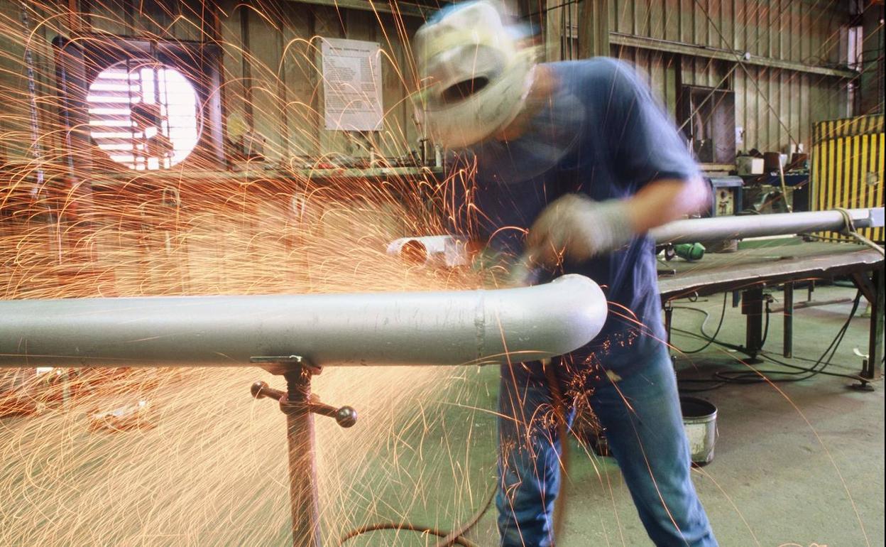 Un operario trabaja en uno de los oficios industriales que será difícil cubrir en los próximos ocho años.