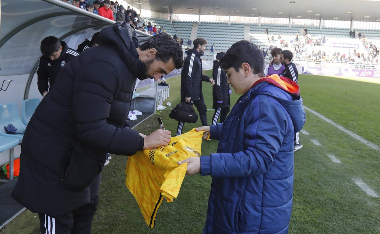 Arbeloa firma la camiseta a un aficionado, este domingo en La Balastera. 