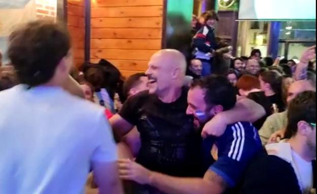 Pérez Gellida celebra la victoria de Argentina en la sede del VRAC. 