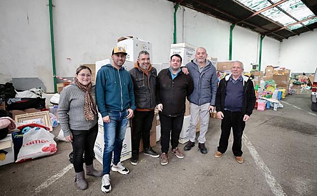Los voluntarios Bibiana Jaramillo, Alexander Monsalve, Jesús Gonzalez, Diego Reglero, Eduardo González y Nicolás Rodríguez, en la nave donde almacenan todos los juguetes 