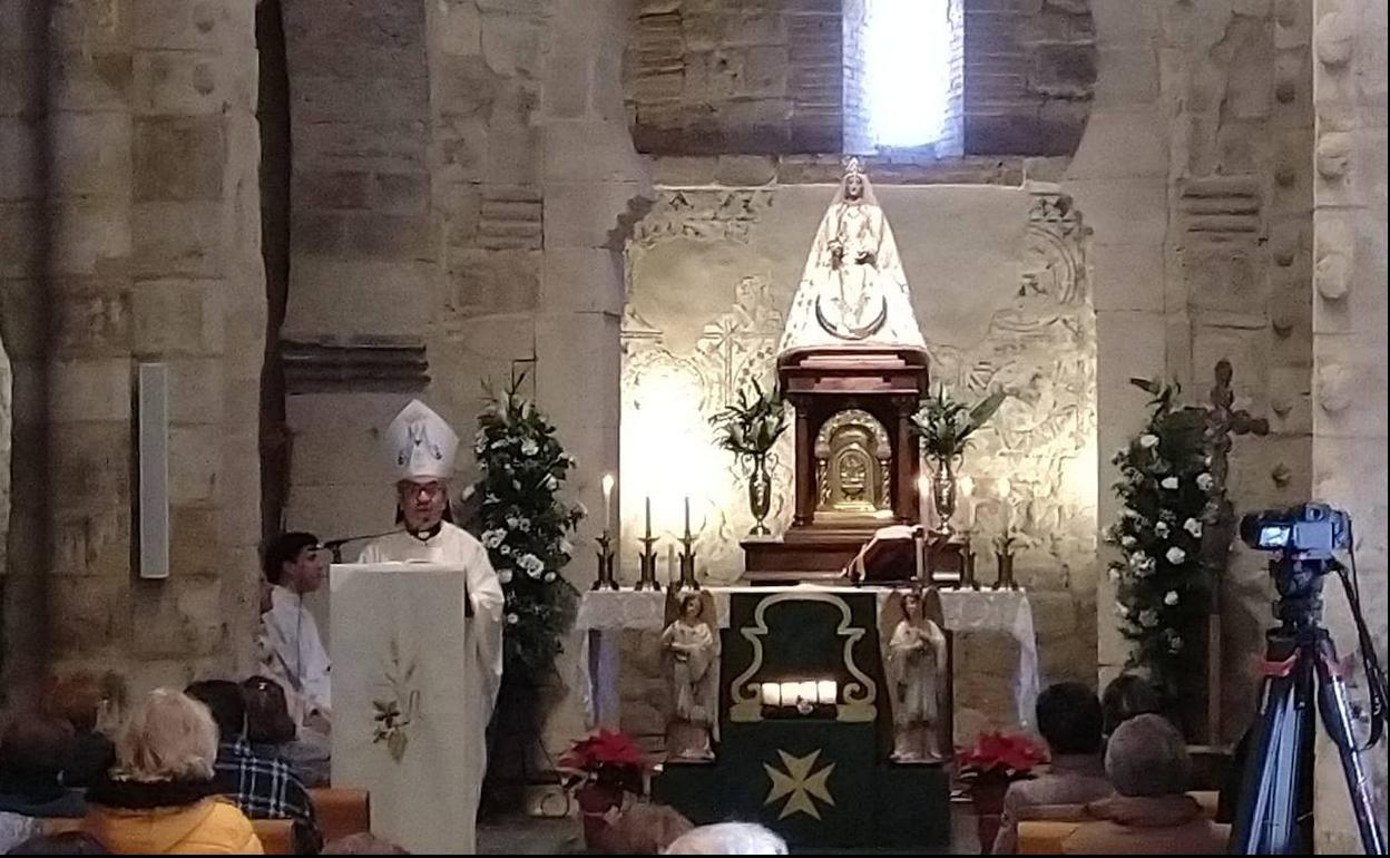 El Arzobispo de Valladolid, Luis Argüello, oficiando la eucaristía en Wamba 