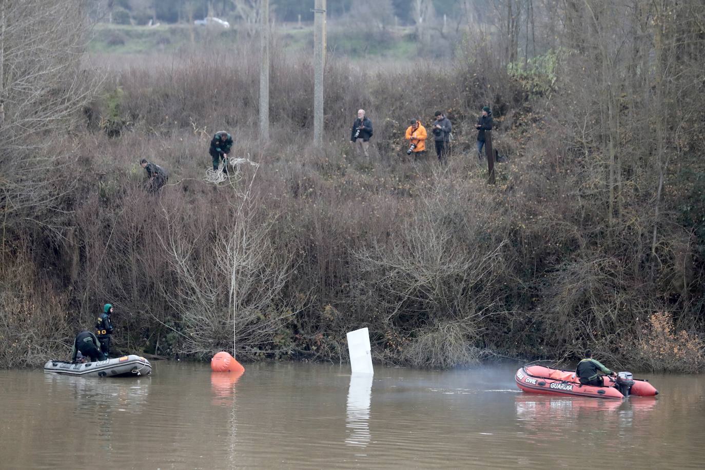 Fotos: La Guardia Civil ultima los preparativos para sacar del Duero la aeronave accidentada