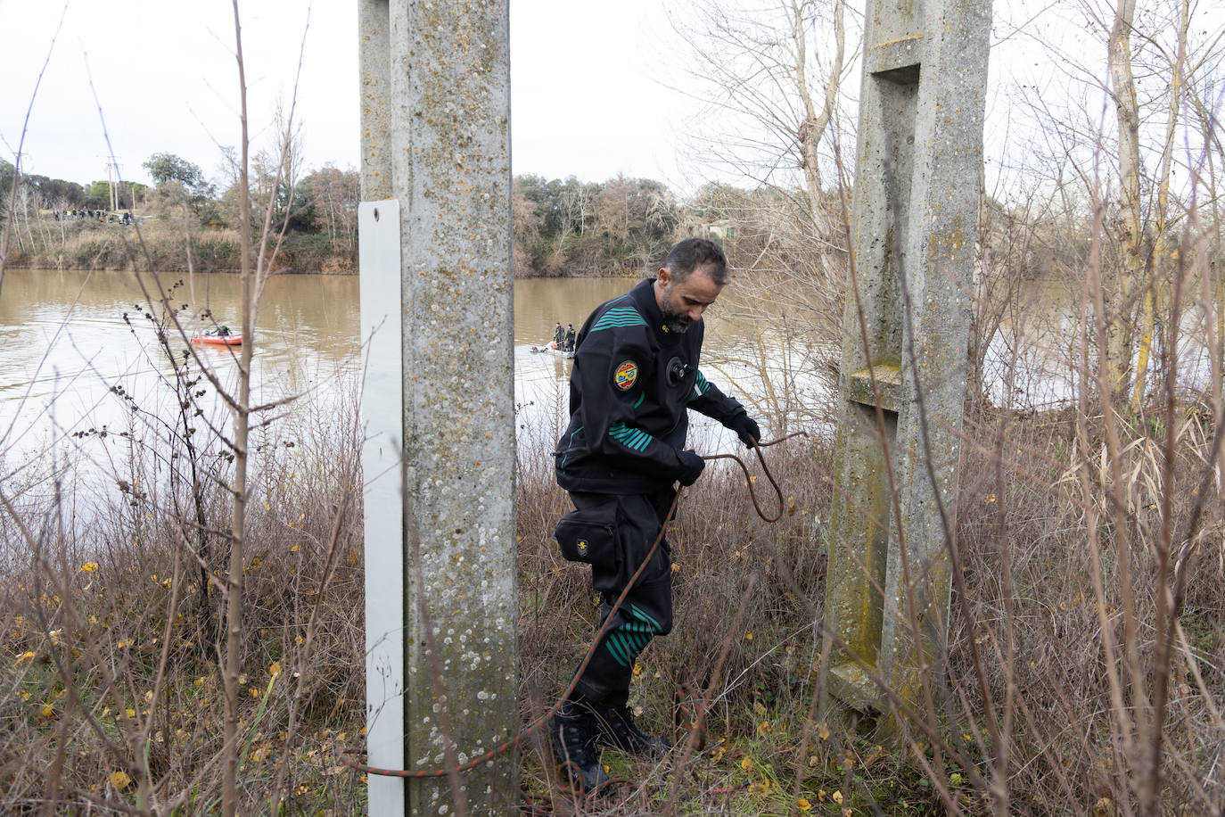 Fotos: La Guardia Civil ultima los preparativos para sacar del Duero la aeronave accidentada