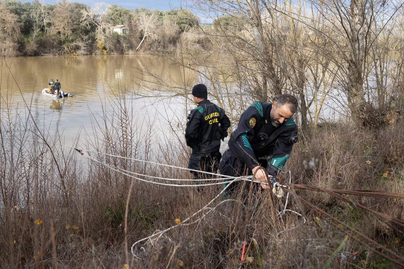 Fotos: La Guardia Civil ultima los preparativos para sacar del Duero la aeronave accidentada