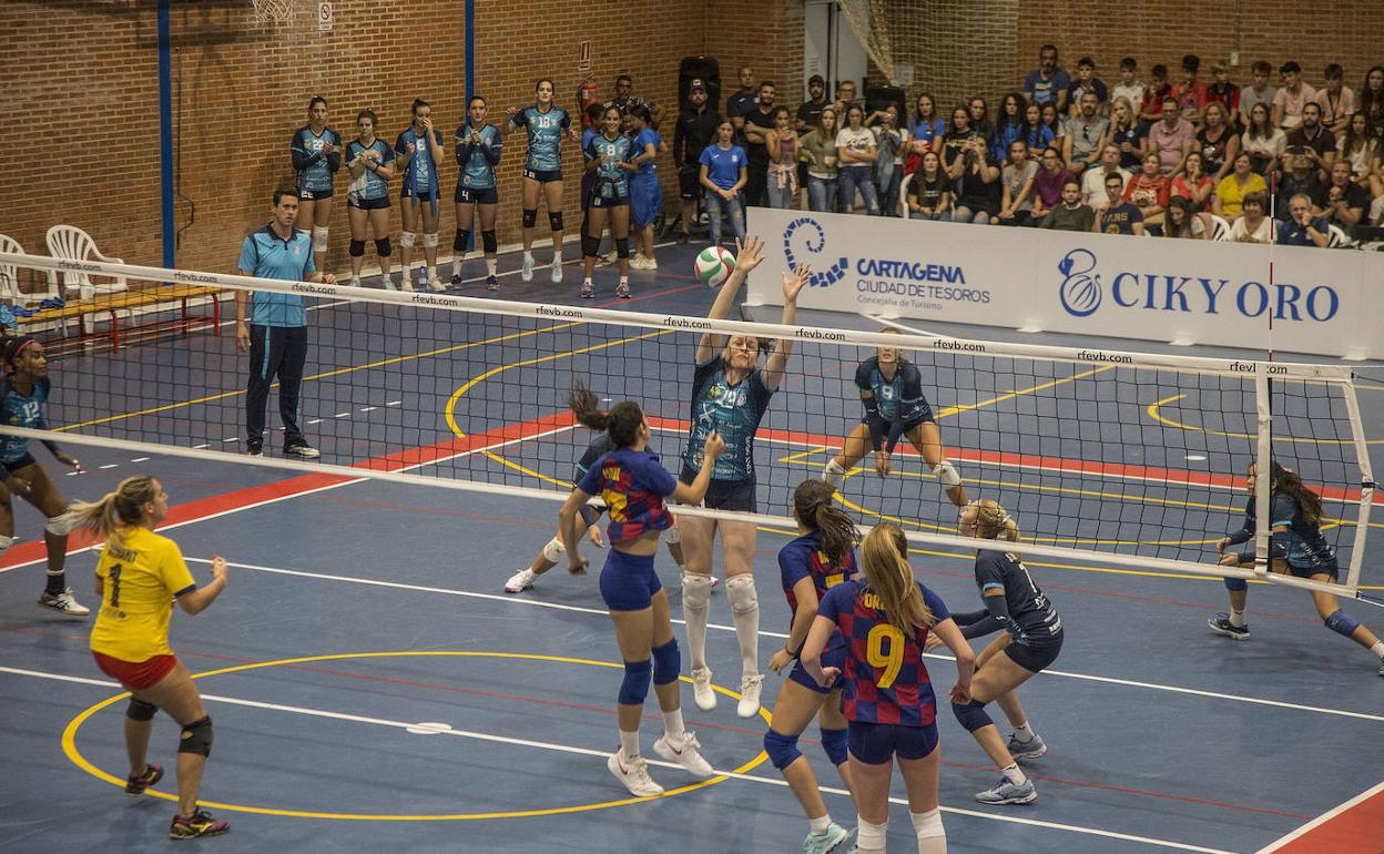 Partido de voleibol femenino. 