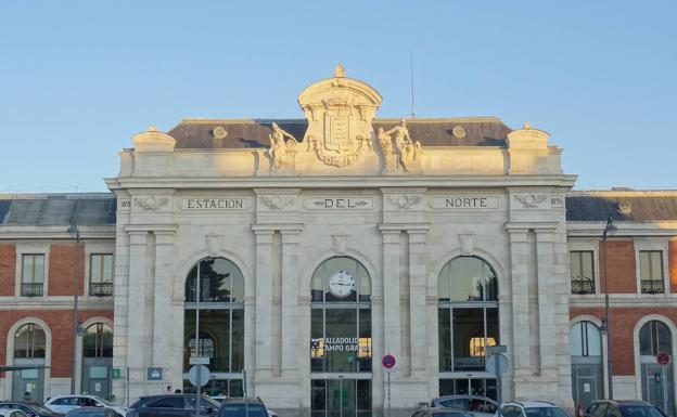 Reloj y decoración de la fachada principal de la estación de trenes Campo Grande de Renfe