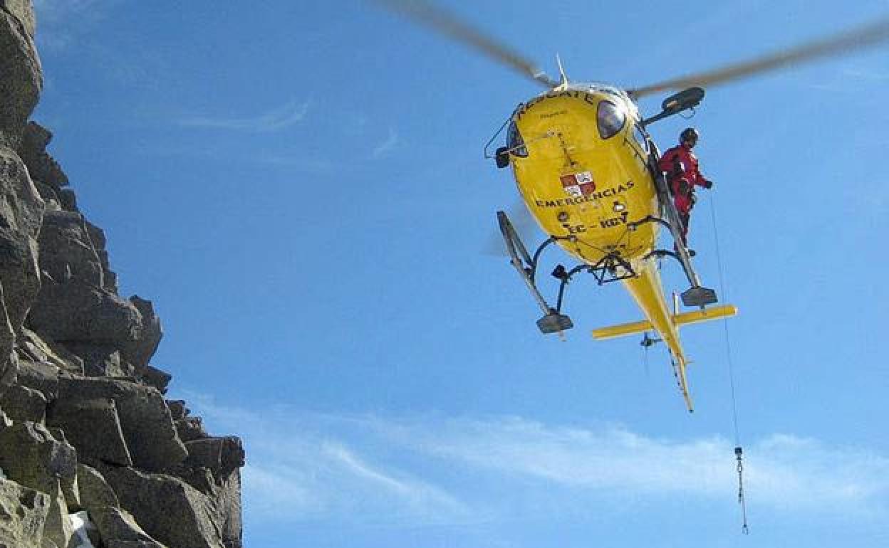 Rescate en la montaña a cargo del grupo de la Agencia de Protección Civil de Castilla y León.