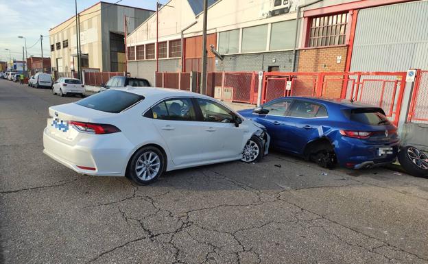 Empotra un taxi contra un coche aparcado en Valladolid y se da a la fuga a pie