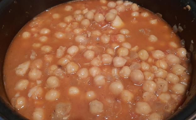 Garbanzos con bacalao desmigado