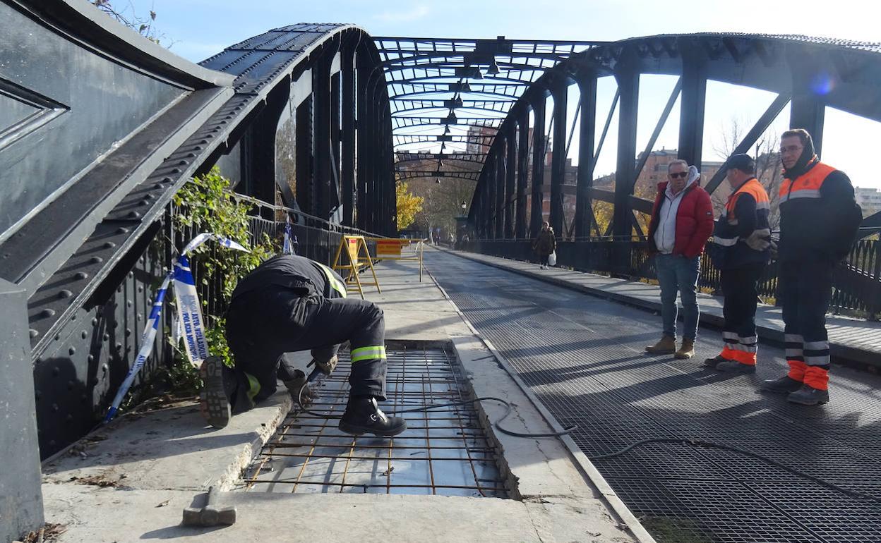 Trabajos de reparación del tramo de la acera del Puente Colgante del lado de la avenida de Salamanca. 