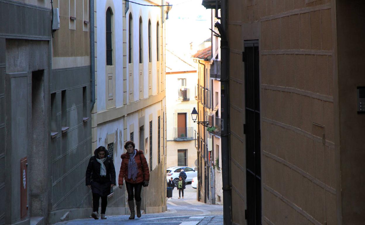 Dos mujeres pasean por una calle del Casco Antiguo, el barrio que más población ha perdido desde 2009 en Segovia.