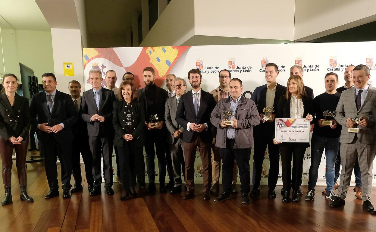 Las autoridades (encabezadas por el vicepresidente de la Junta, Juan García-Gallardo, en el centro) y los premiados posan tras el acto de entrega de los galardones. 