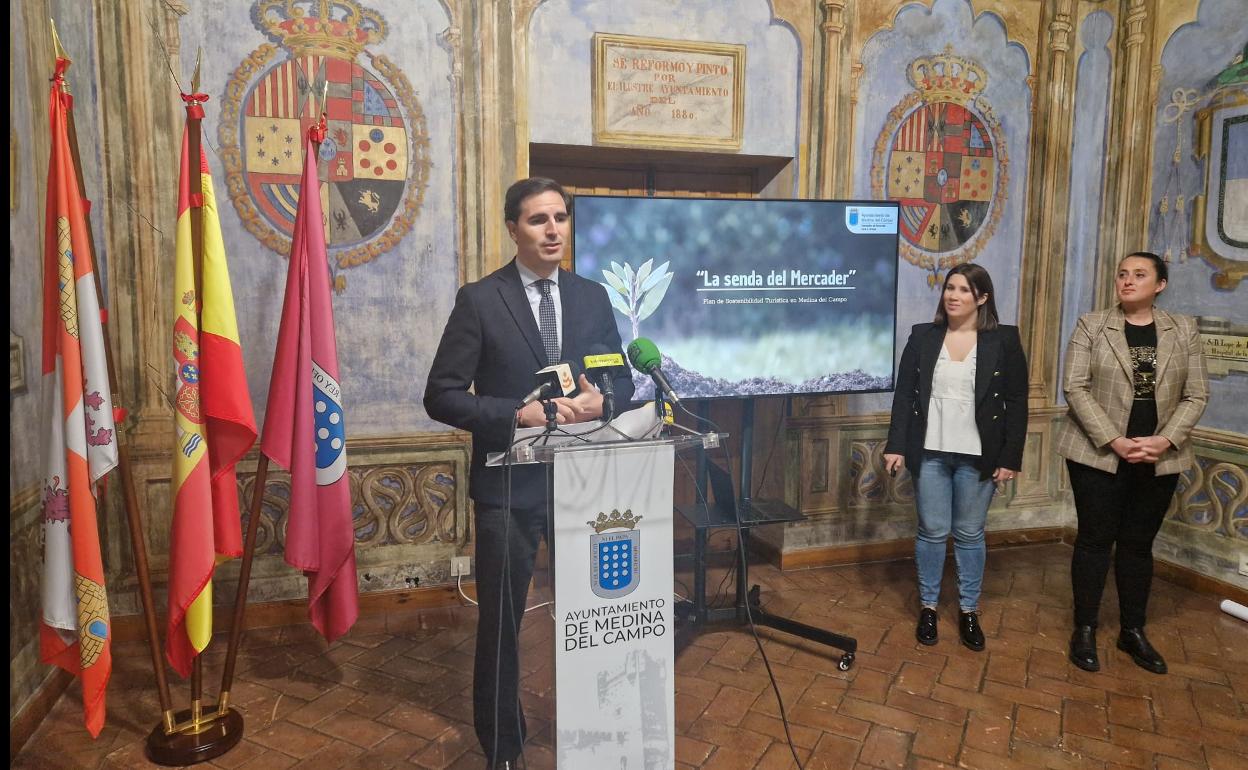 El alcalde de Medina del Campo, Guzmán Gómez ha presentado el proyecto acompañado de Patricia Carreño, concejal de Desarrollo Local, y Nadia González, de Turismo. 