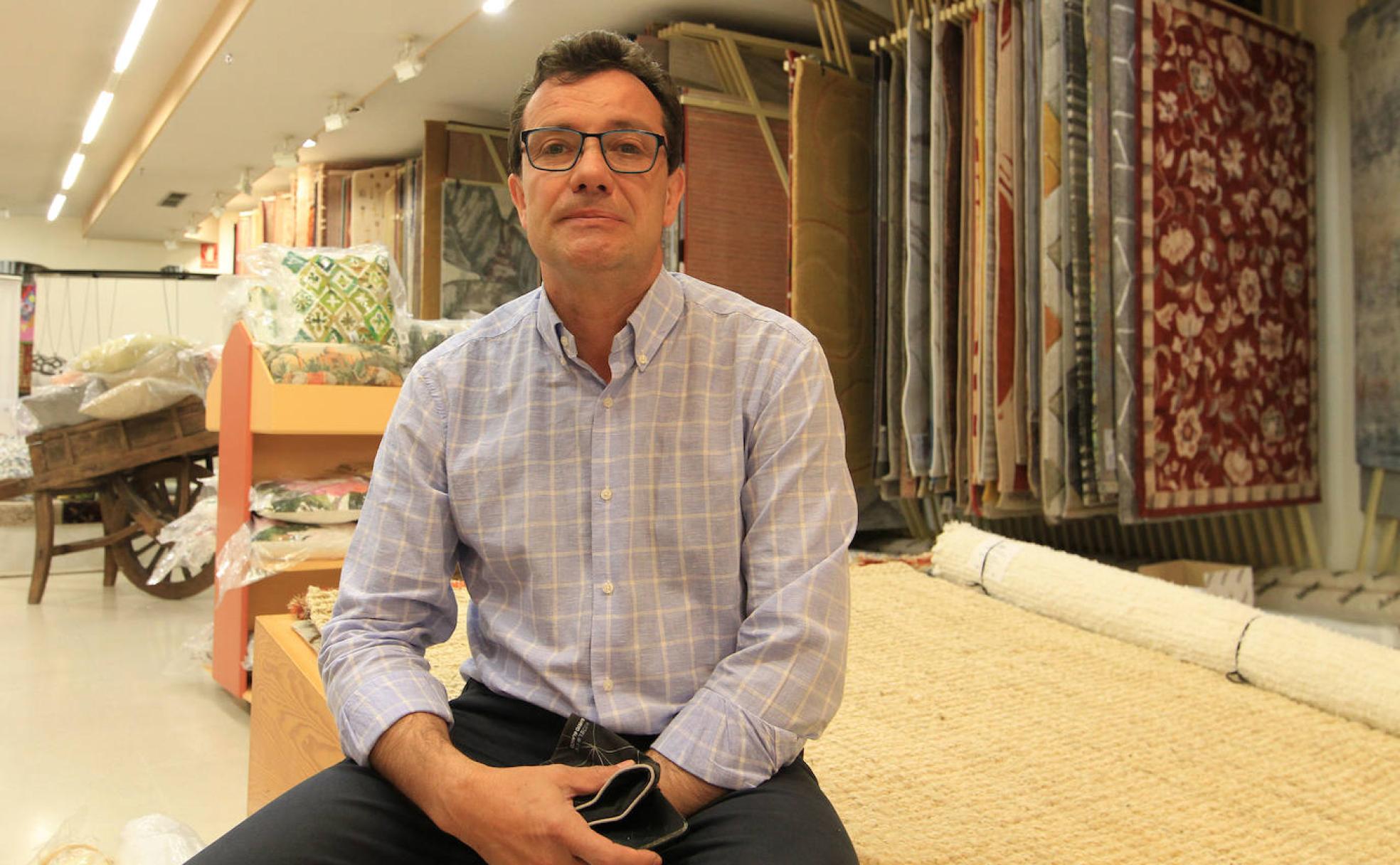 Javier Castaño, uno de los administradores del comercio segoviano Tapicerías Castaño. 