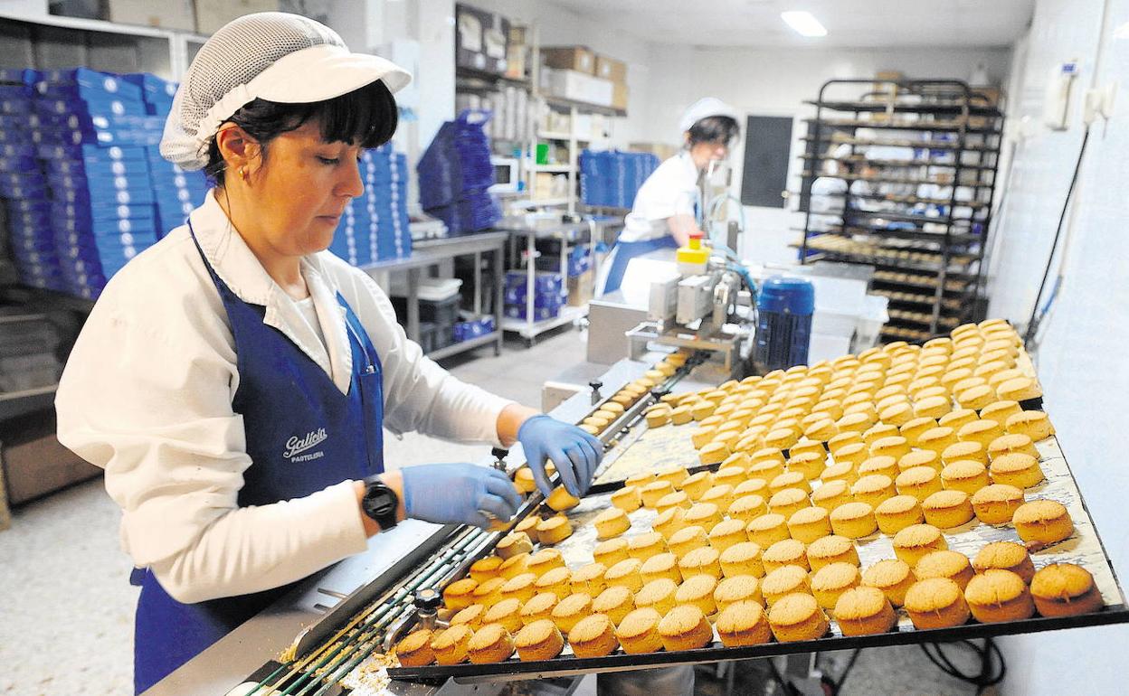 Elaboración de polvorones de Pastelería Galicia. 