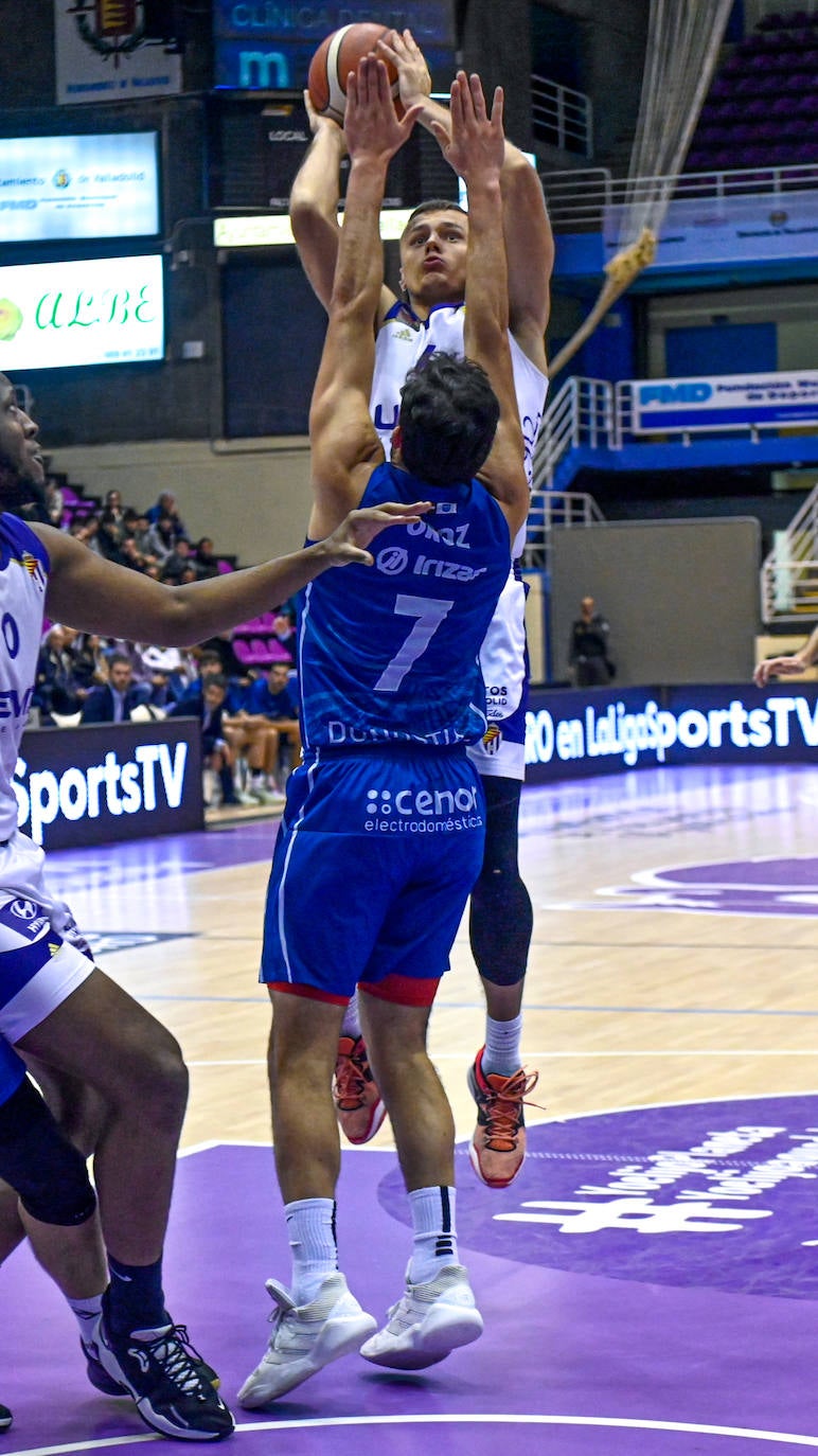 Los jugadores del Real Valladolid Baloncesto escuchan a su entrenador, Paco García.