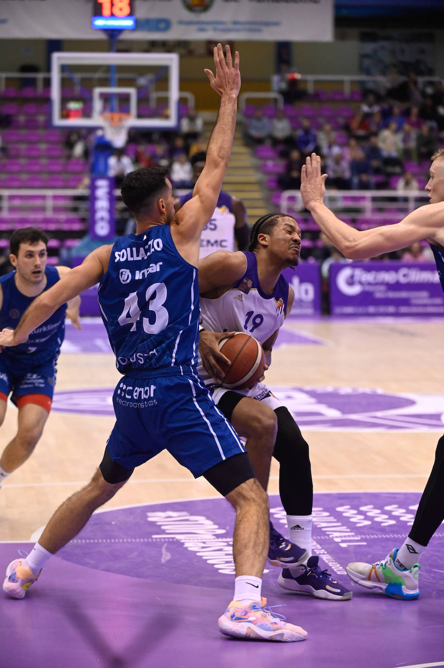 Los jugadores del Real Valladolid Baloncesto escuchan a su entrenador, Paco García.