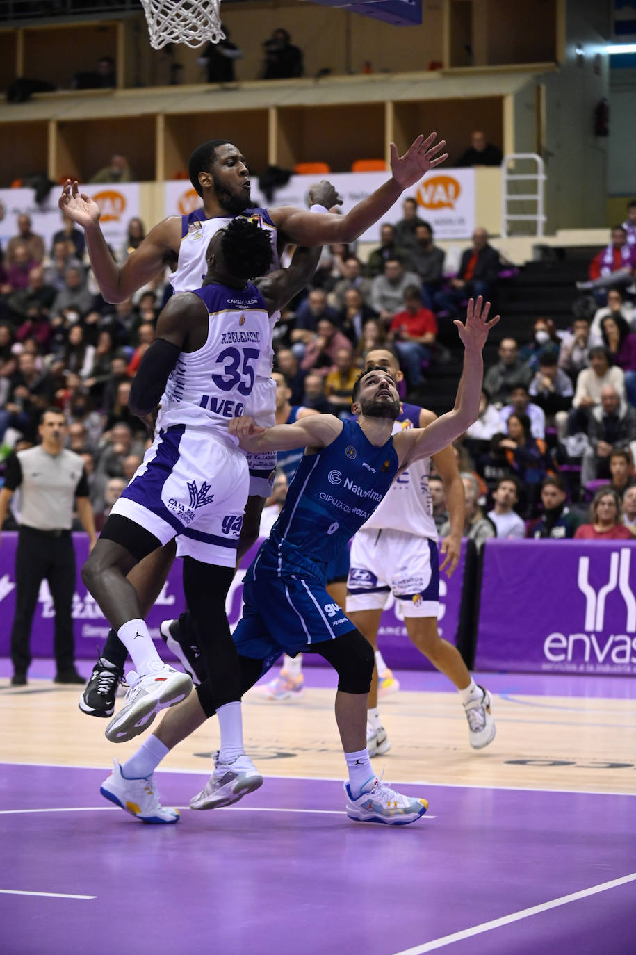 Los jugadores del Real Valladolid Baloncesto escuchan a su entrenador, Paco García.