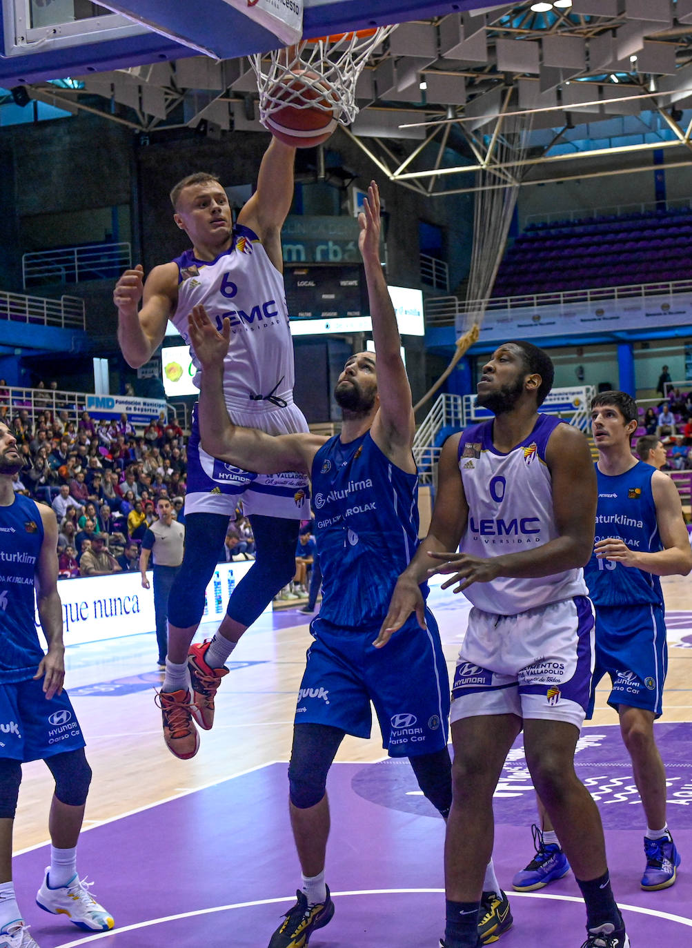 Los jugadores del Real Valladolid Baloncesto escuchan a su entrenador, Paco García.